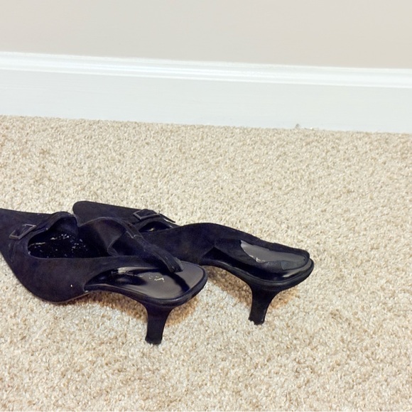 Black Heels with Pointed Toe and Sleek Design - Picture 6 of 8